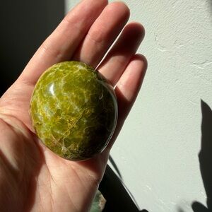 Serpentine crystal palm stone